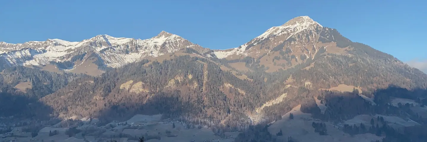Blick aus dem Fenster in Scharnachtal auf die Berge, rechts der Niesen